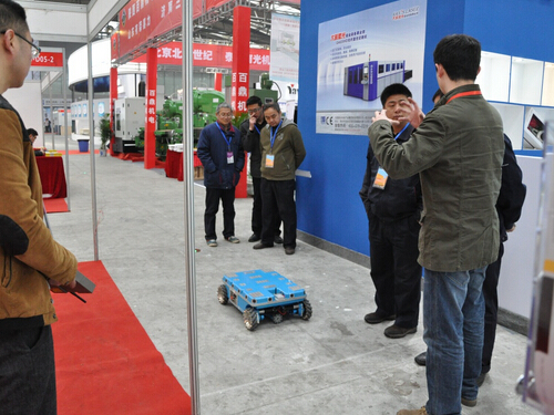 九游体育平台官方网站参加2015中国西部国际装备制造业博览会-技术人员向观众讲解九游(中国)-2.jpg