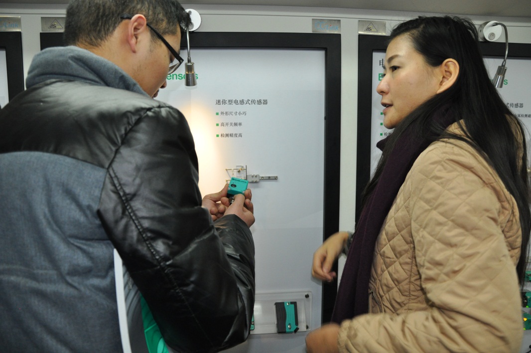 倍加福携多款传感器探访九游体育平台官方网站公司-4.jpg